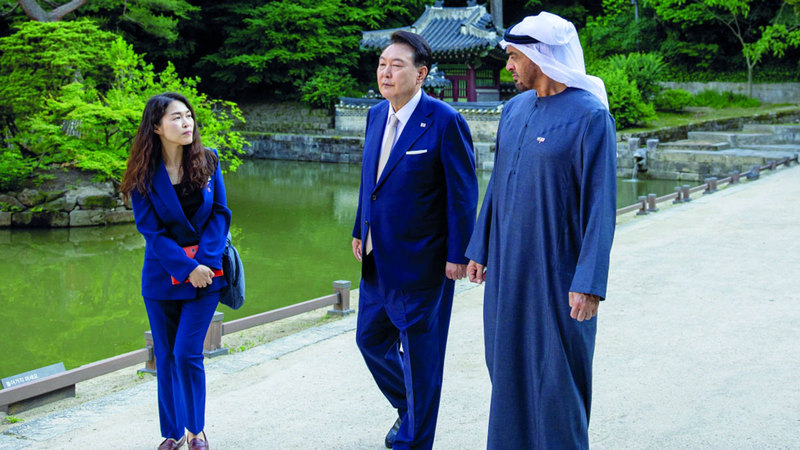رئيس الدولة والرئيس الكوري خلال جولة في حديقة بقصر تشانغدوك التاريخي في العاصمة سيؤول. وام