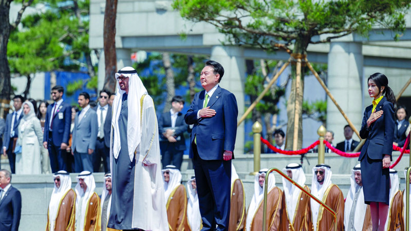 رئيس الدولة ورئيس جمهورية كوريا خلال مراسم الاستقبال. وام