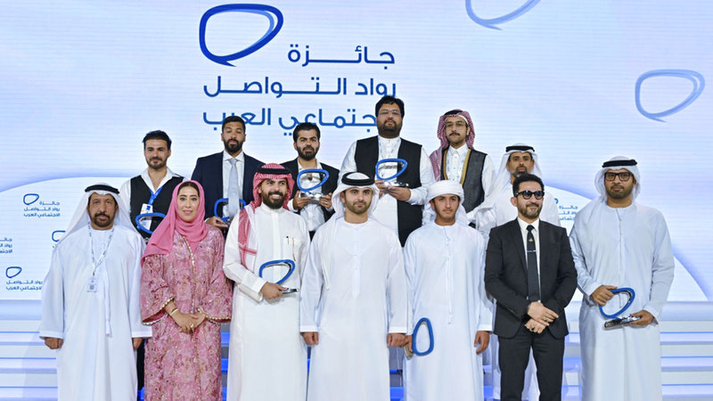 منصور بن محمد خلال تكريم الفائزين بـ «جائزة رواد التواصل الاجتماعي العرب» ضمن فعاليات اليوم الختامي لمنتدى الإعلام العربي. من المصدر