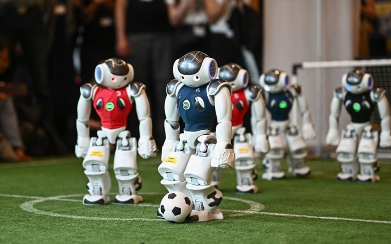 الصورة: روبوتات تلعب كرة القدم في معرض للذكاء الاصطناعي بجنيف