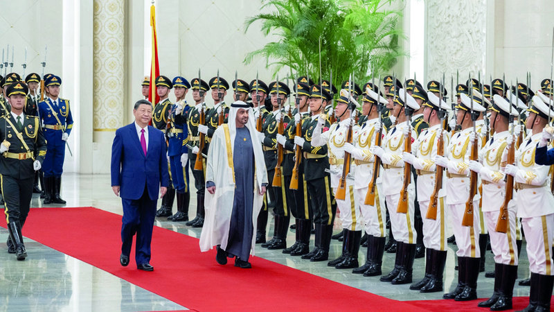 رئيس الدولة والرئيس الصيني خلال مراسم الاستقبال. وام