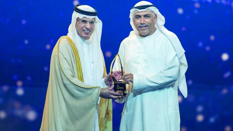 عادل خزام يتسلم إحدى جوائز «دبي للإعلام » في مهرجان الخليج. من المصدر