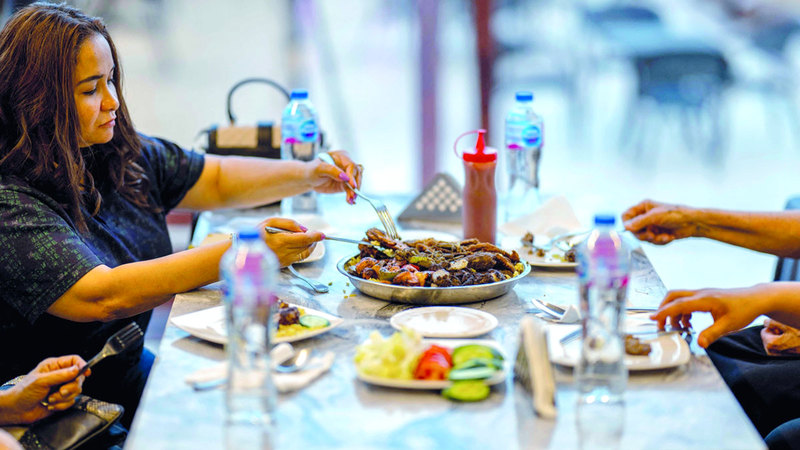 المطاعم تستهدف الزبون المصري حتى يتعرّف إلى الثقافة السودانية. أ.ف.ب