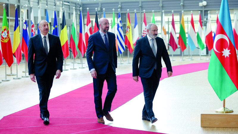 الرئيس الأذري (يسار) ورئيس الوزراء الأرميني يتوسطهما الأمين العام للاتحاد الأوروبي. أرشيفية