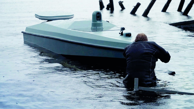 خبير عسكري يجهز قارباً انتحارياً للانطلاق نحو الهدف. أرشيفية