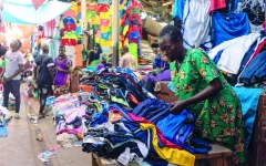 الصورة: واردات دول شرق إفريقيا من الملابس الأميركية المستعملة مهددة بالتوقف