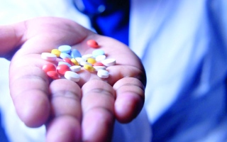 الصورة: «أبوهارون» يحتاج 43.8 ألف درهم كلفة أدوية