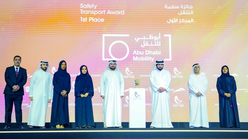 أحمد بن محمد خلال تكريم الفائزين بـ«جائزة دبي للنقل المستدام». من المصدر