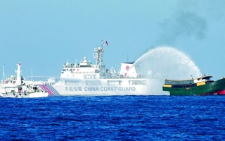 الصورة: أسطول غامض في المياه المتنازع عليها  في بحر الصين الجنوبي