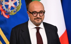 الصورة: وزير الثقافة الإيطالي يثير  الجدل بسبب زلاته