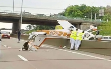 الصورة: بالفيديو.. تحطم طائرة سياحية على طريق سريع بعد أن علقت بخط كهرباء