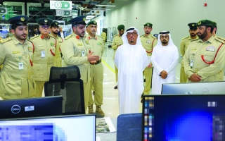 الصورة: ضاحي خلفان يطلع على أحدث المشاريع والابتكارات التطويرية لشرطة دبي