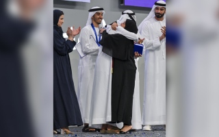 الصورة: بطل الإمارات في «تحدي القراءة» يعانق اللقب و«الأم الغالية»