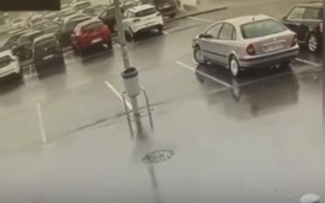 الصورة: سيارات تتطاير في الهواء.. إعصار قوي يضرب شمال فرنسا (فيديو)