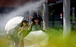 الصورة: حرارة غير مسبوقة.. اليابان تحذر من ضربات الشمس وتوفر «ملاجئ مبردة»