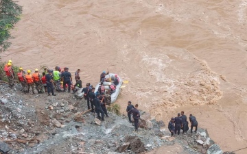 الصورة: فيديو.. فقدان أكثر من 60 شخصًا إثر انهيار أرضي أطاح بحافلتين في نيبال