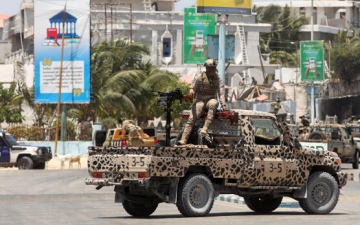 الصورة: الصومال | مقتل 5 وإصابة 20 في انفجار سيارة أمام مطعم في مقديشو