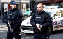 الصورة: باريس.. جرح عسكري في هجوم بالسكين وتوقيف مشتبه به