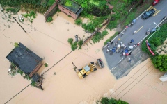 الصورة: بسبب هطول أمطار غزيرة.. 11 قتيلا في الصين جراء انهيار جسر
