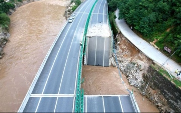 الصورة: لحظة انهيار جسر مرتفع في الصين بسبب السيول المفاجئة.. فيديو