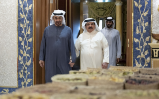 الصورة: رئيس الدولة يزور ملك البحرين في مقر إقامته في أبوظبي