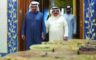 الصورة: رئيس الدولة يزور ملك البحرين  بمقر إقامته في أبوظبي