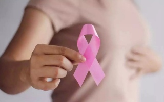 الصورة: علامات تنذر  بسرطان الثدي