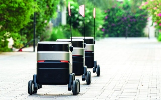 الصورة: 3 روبوتات لتوصيل المنتجات في مدينة دبي المستدامة