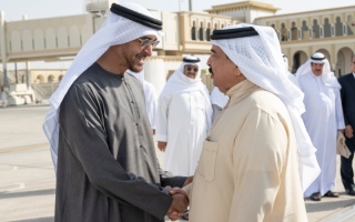 الصورة: ودعه رئيس الدولة..ملك البحرين يغادر البلاد