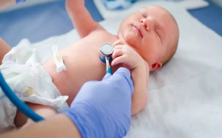 الصورة: إطلاق الدليل الإرشادي لـ «الفحص المبكر» لحديثي الولادة