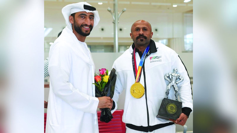 عبدالله الشرقي يهنئ الفلاسي بعد فوزه بذهبية بطولة العالم. من المصدر