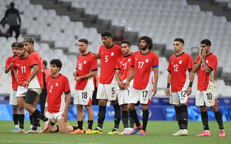 الصورة: من أرسنال إلى الجزيرة.. كابتن منتخب مصر محمد النني يصل الإمارات (فيديو)