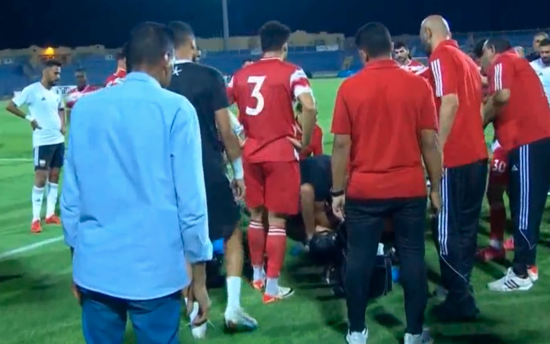 الصورة: سقوط مرعب للاعب في الدوري المصري أثناء المباراة ونقله إلى المستشفى (فيديو)