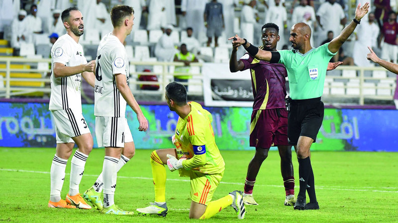 جانب من مباراة الوحدة وعجمان في الجولة الأولى من الدوري. تصوير: إريك أرازاس