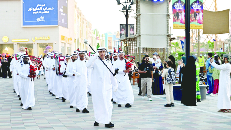 مسيرة عروض الموسيقى التراثية العسكرية خلال اليوم الأول للمهرجان. تصوير: إريك أرازاس