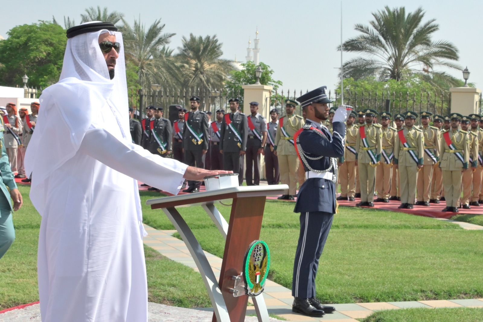 سيف بن زايد يرفع علم الدولة على سارية مبنى “الداخلية”