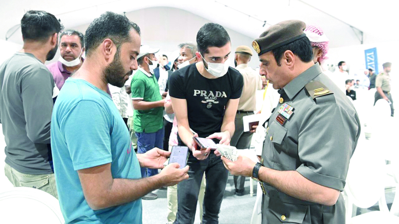 إقبال من المراجعين في مركز العوير لتصحيح أوضاعهم خلال المهلة. من المصدر