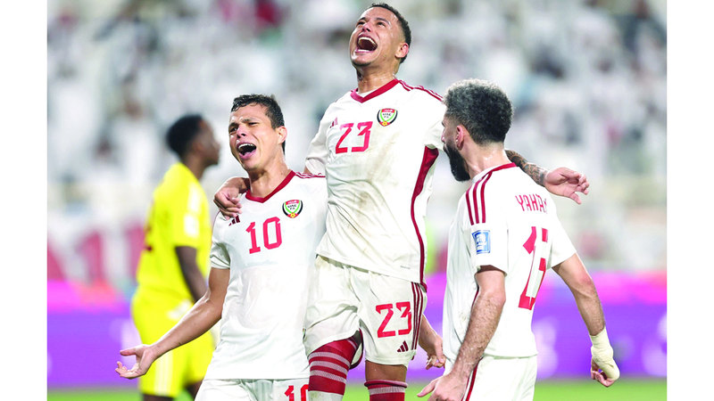 من اليسار.. ليما واليفيرا ويحيى نادر والاحتفال بالأهداف. تصوير: سالم خميس