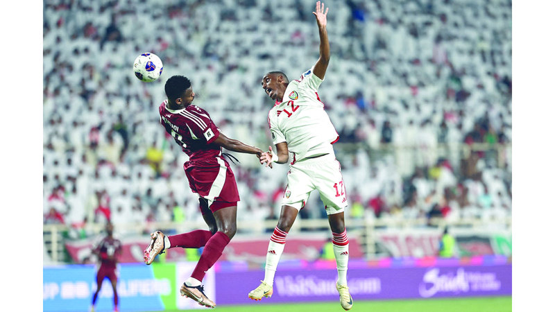 مدافع المنتخب خليفة الحمادي في كرة مشتركة مع لاعب قطر مونتاري. أ.ف.ب