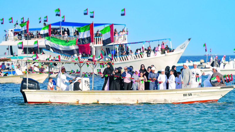 المسيرة البحرية حظيت بمشاركة جماهيرية واسعة من أهالي دبا الفجيرة والمناطق المجاورة لها. وام