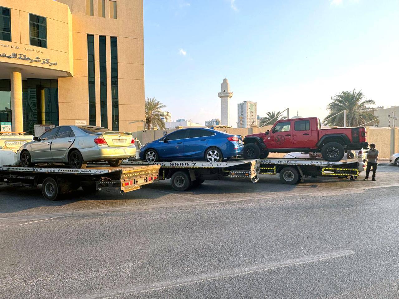 شرطة عجمان تضبط سائقين وتحجز مركباتهم بسبب “القيادة المتهورة”