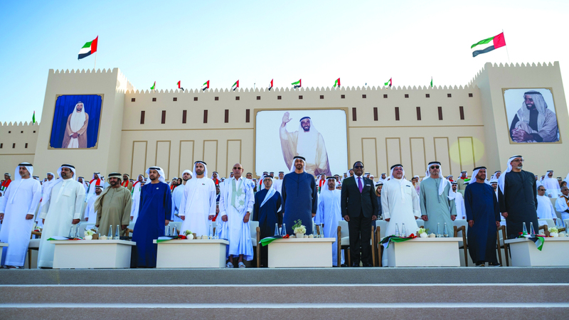 رئيس الدولة وضيوف الإمارات والشيوخ خلال حضورهم «مسيرة الاتحاد». وام