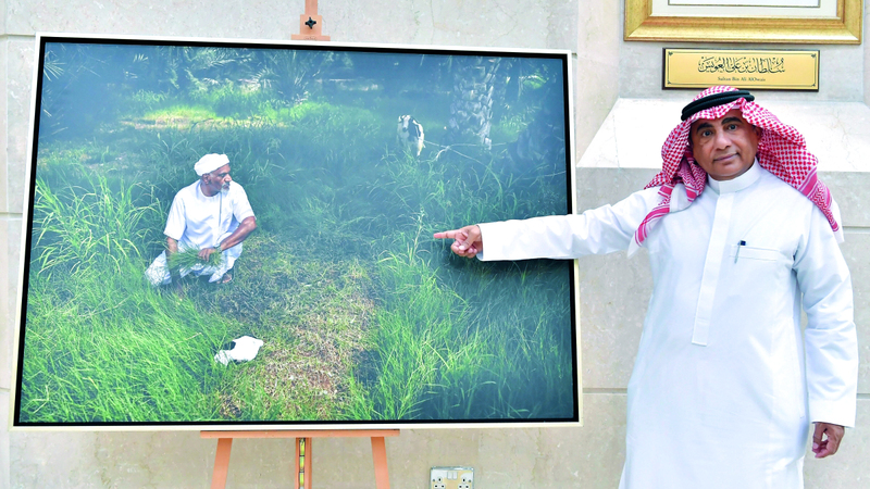 «محتسب» أكد أن أعماله بمعرض دبي التقطت في 20 دولة. تصوير: نجيب محمد