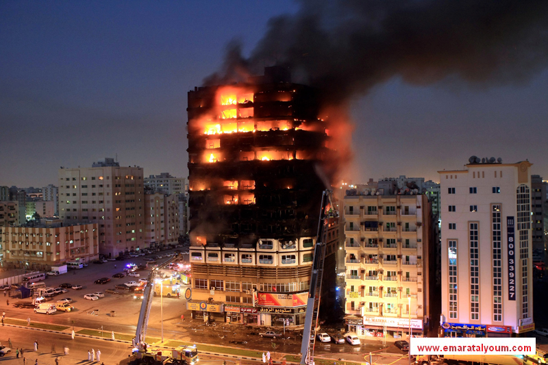 تولى فريق رجال الإطفاء التعامل مع النيران ومنع انتشارها. تصوير تشاندرا بالان