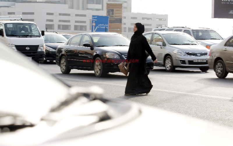 تقع مسؤولية وقوع بعض حوادث الدهس على عاتق المشاة أنفسهم نتيجة عدم التزامهم بالعبور من الأماكن المخصصة لذلك، وينشر موقع "الإمارات اليوم" عينة من هذه الحالات التي رصدتها عدسة المصور تشاندرا بالان بهدف التوعية.