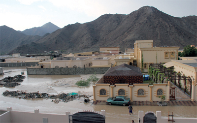 مياه الأمطار أغرقت شوارع في سكمكم.. و«الارصاد» يدعو إلى الحذر.	 تصوير: خميس الحفيتي