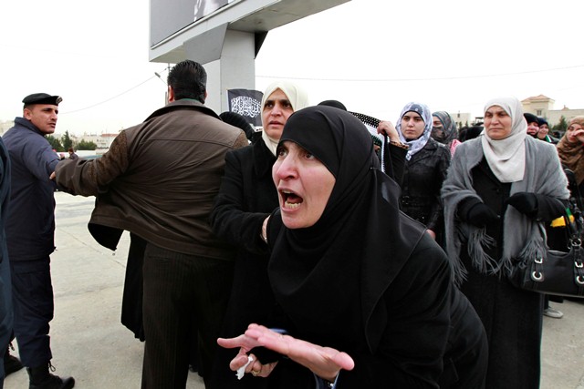 مزّقي يا دمشقُ خارطةَ الذلّ.... وقولي للدّهرِ كن فيكونُ ..اركبي الشمس يا دمشق حصاناً.... ولكِ الله .. حافظٌ وأمينُ