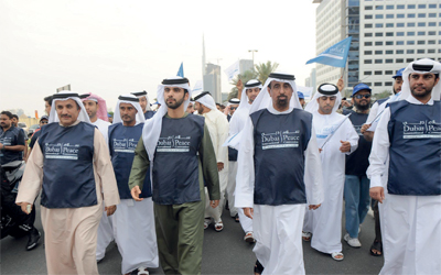 منصور بن محمد خلال مشاركته في المسيرة.	وام