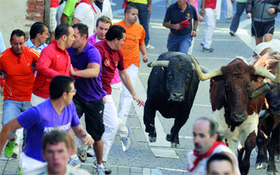 حول الأزمة بين بريطانيا والإكوادور بشأن لجوء مؤسس موقع «ويكيليكس» 
جوليان أسانغ إلى سفارة الأخيرة في لندن.