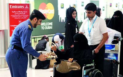 شرطة دبي والمطار شكلا فريقا لاستقبال الحجاج .  من المصدر